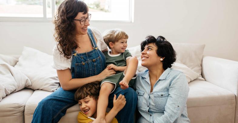 couples de femmes avec deux enfants dans un salon