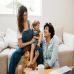 couples de femmes avec deux enfants dans un salon