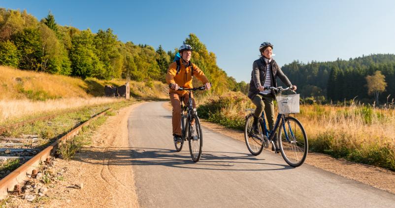 Un couple de cyclistes sur la Vennbahn