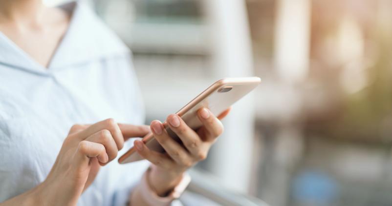 Smartphone entre les mains d'une femme