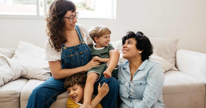 couples de femmes avec deux enfants dans un salon